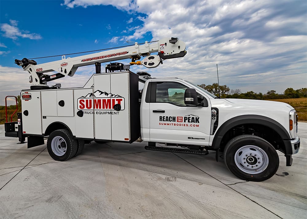 7 Series service truck with 8k crane