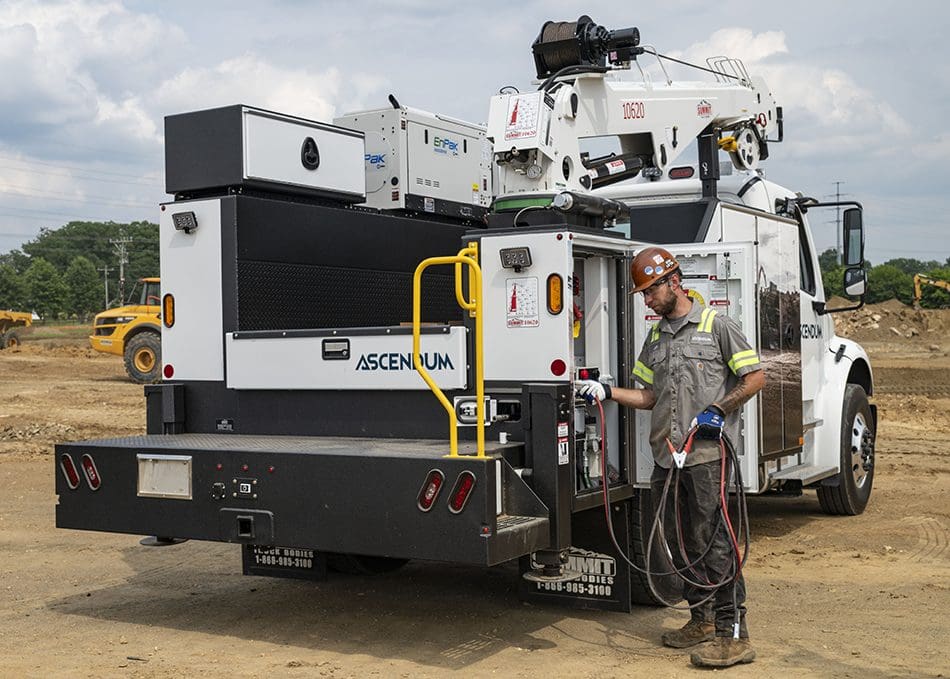 Delaer field mechanic using summit service truck